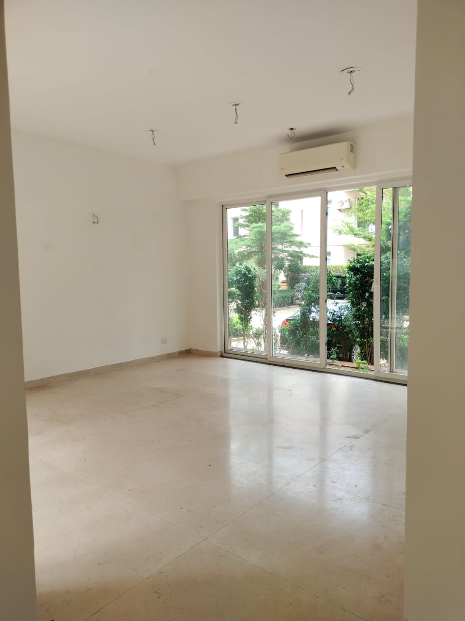 Independent 495 Sq.yd Ground Floor For Sale – BPTP Amstoria Sector 102